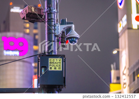 日本東京城市景觀 - 街角安全攝影機。澀谷十字路口的閉路電視監視器。警察：警視廳 132412557