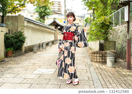 站在天神坂的日本女人 132412560