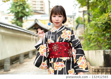 站在天神坂的日本女人 132412565