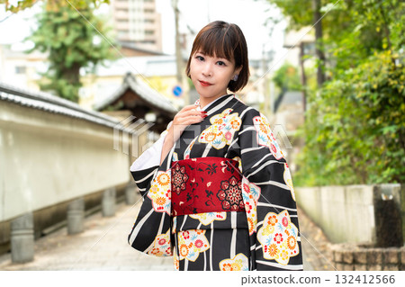 站在天神坂的日本女人 站在天神坂的日本女人 132412566