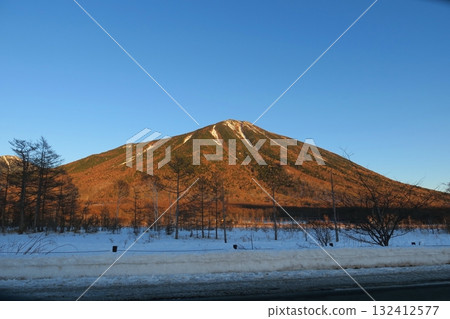 隆冬時節從戰場之原眺望男體山的日落 132412577