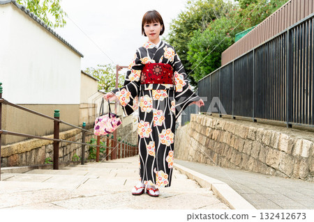 Japanese woman standing on Kiyomizuzaka 132412673
