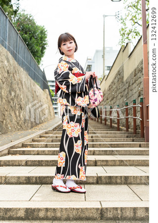 Japanese woman standing on Kiyomizuzaka Japanese woman standing on Kiyomizuzaka 132412699