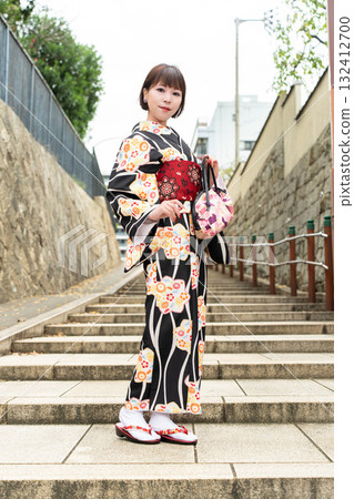 Japanese woman standing on Kiyomizuzaka 132412700