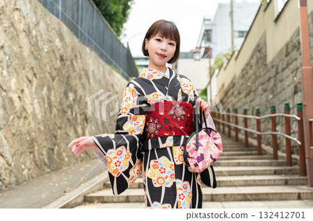 Japanese woman standing on Kiyomizuzaka Japanese woman standing on Kiyomizuzaka 132412701
