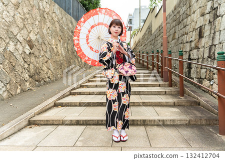 Japanese woman standing on Kiyomizuzaka 132412704