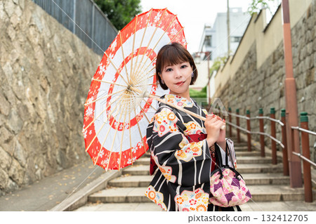 Japanese woman standing on Kiyomizuzaka 132412705