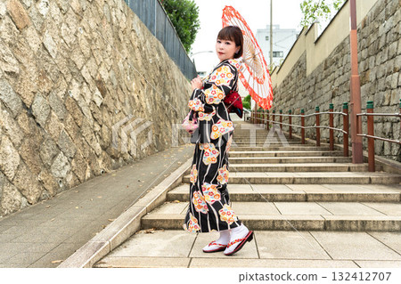 Japanese woman standing on Kiyomizuzaka 132412707
