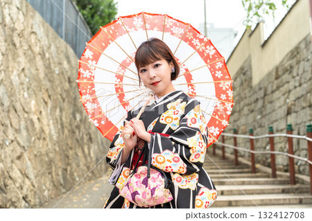 Japanese woman standing on Kiyomizuzaka 132412708