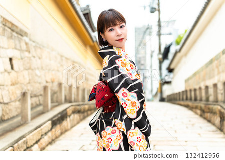 站在玄勝寺坂的日本女人 132412956