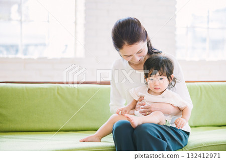 奶奶在客廳抱著一個嬰兒 奶奶在客廳抱著一個嬰兒 132412971