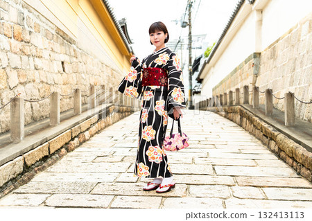 站在玄勝寺坂的日本女人 站在玄勝寺坂的日本女人 132413113