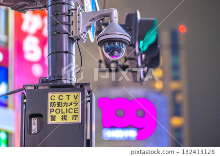 日本東京城市景觀 - 街角安全攝影機。澀谷十字路口的閉路電視監視器。警察:警視廳 日本東京城市景觀 - 街角安全攝影機。澀谷十字路口的閉路電視監視器。警察:警視廳 132413128