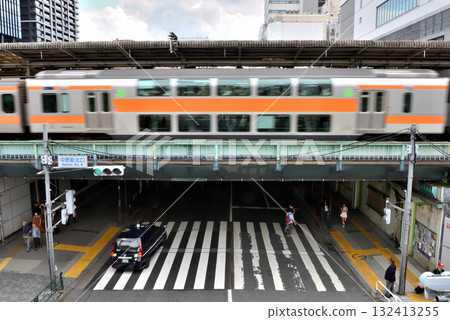 中央線快速列車抵達JR中野站 132413255