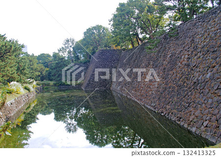 Shiratori Moat of the former Edo Castle (Imperial Palace) [Chiyoda Ward, Tokyo] 132413325