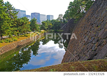 Shiratori Moat of the former Edo Castle (Imperial Palace) [Chiyoda Ward, Tokyo] 132413326