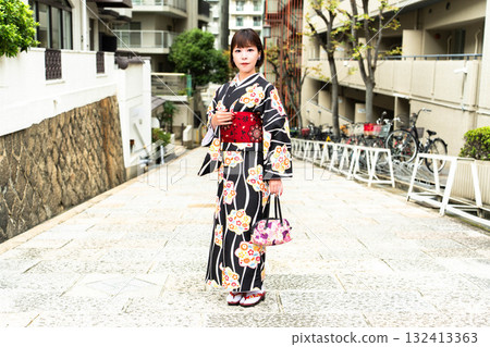 站在真言坂的日本女人 132413363