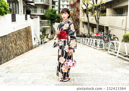 站在真言坂的日本女人 132413364