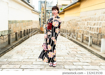 站在玄勝寺坂的日本女人 132413530