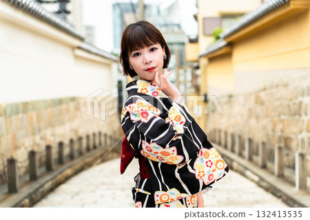 站在玄勝寺坂的日本女人 站在玄勝寺坂的日本女人 132413535