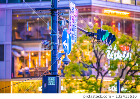 日本東京城市景觀 - 街角安全攝影機。澀谷十字路口的閉路電視監視器。警察：警視廳 132413610