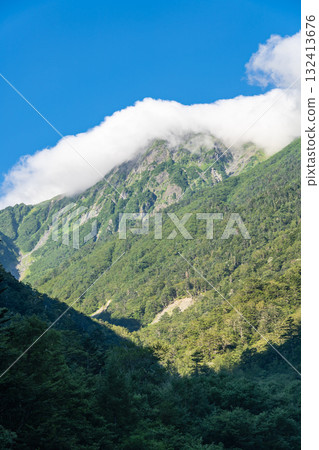 從廣河原望去，雲霧繚繞的北嶽山。攀登南阿爾卑斯山的北岳 132413676