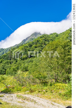 從白根禦池旅館眺望被雲霧籠罩的北嶽山。攀登南阿爾卑斯山的北岳 132413681