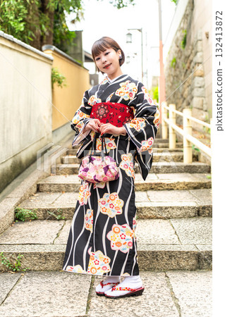 Japanese woman standing on Kuchinawazaka Japanese woman standing on Kuchinawazaka 132413872