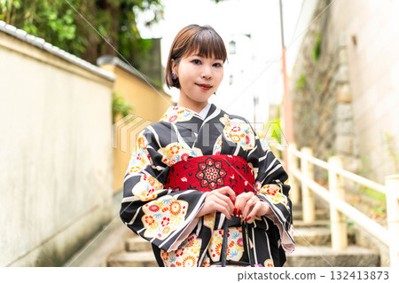 Japanese woman standing on Kuchinawazaka Japanese woman standing on Kuchinawazaka 132413873