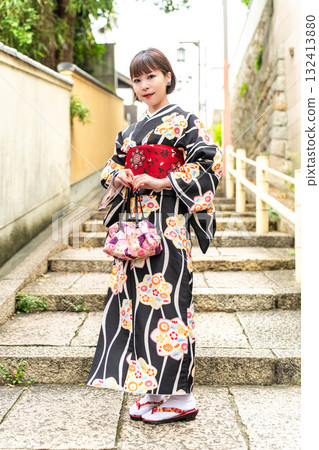 Japanese woman standing on Kuchinawazaka Japanese woman standing on Kuchinawazaka 132413880