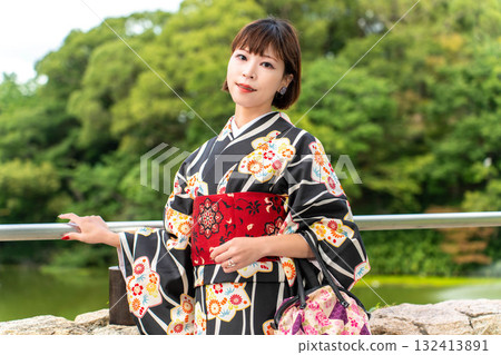 穿著和服的時尚日本女性 穿著和服的時尚日本女性 132413891