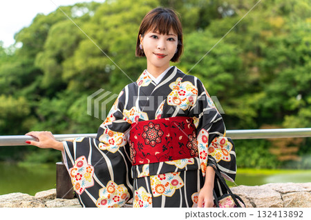 穿著和服的時尚日本女性 132413892