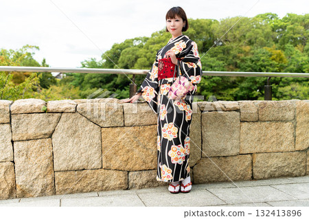 A stylish Japanese woman in a kimono 132413896