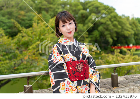 穿著和服的時尚日本女性 132413970