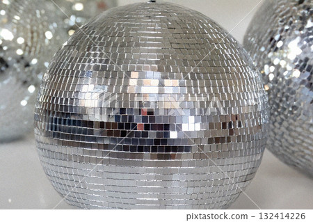 鏡面球裝飾影像（AI 產生的插圖） 132414226