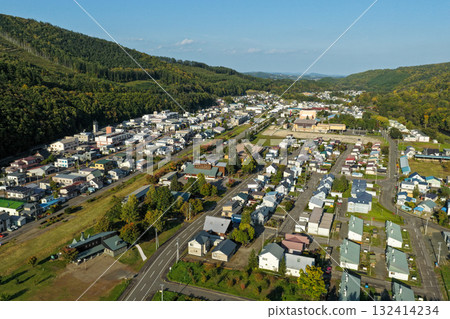 北海道笠置町住宅區和河畔街道的空拍照片 北海道笠置町住宅區和河畔街道的空拍照片 132414234