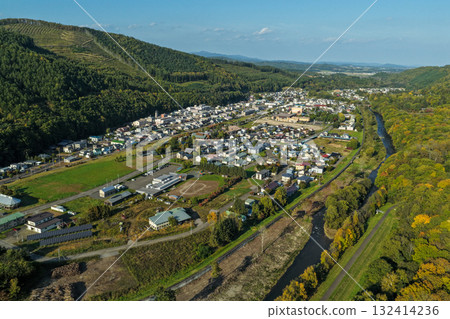北海道笠置町住宅區和河畔街道的空拍照片 132414236