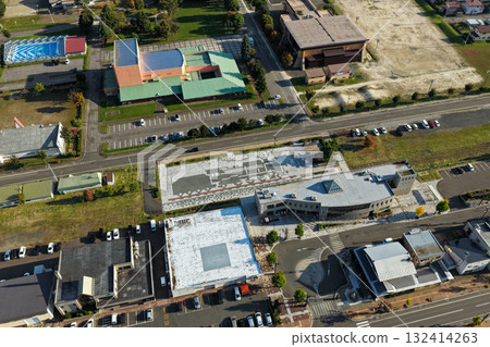 北海道笠置町住宅區和河畔街道的空拍照片 北海道笠置町住宅區和河畔街道的空拍照片 132414263