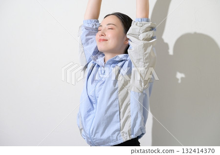 一個穿著運動服和伸展運動的女人 132414370