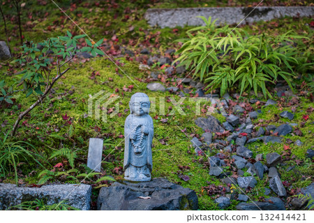 Jizo Buddist with rosary at garden of Nisonin temple, Arashiyama Jizo Buddist with rosary at garden of Nisonin temple, Arashiyama 132414421