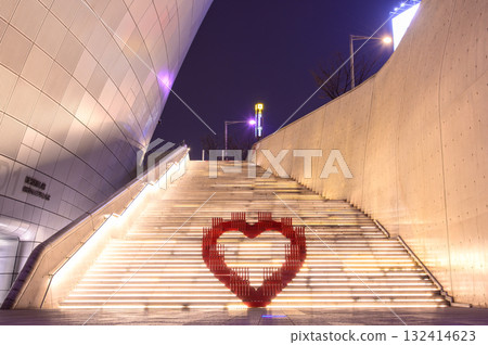 韓國首爾東大門地區美麗的夜景 韓國首爾東大門地區美麗的夜景 132414623