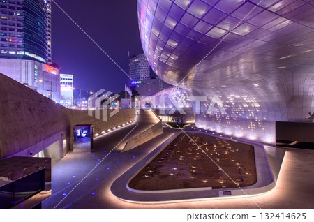 韓國首爾東大門地區美麗的夜景 韓國首爾東大門地區美麗的夜景 132414625