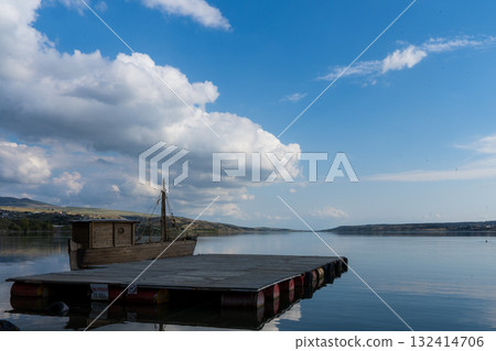 格魯吉亞第比利斯第比利斯湖上的碼頭和船隻 132414706