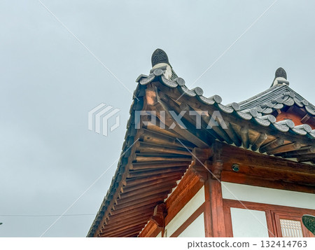 Traditional Korean house. Korean house roof Traditional Korean house. Korean house roof 132414763