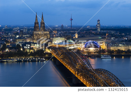 Evening view of Cologne Cathedral and Hohenzollern Bridge in the sunset 132415015