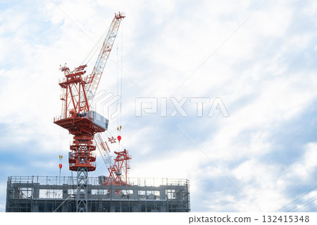 建造場所起重機和藍天 建造場所起重機和藍天 132415348