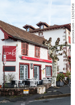 法國巴斯克地區聖讓皮耶德波爾一條街道兩旁林立著歷史建築 132415458