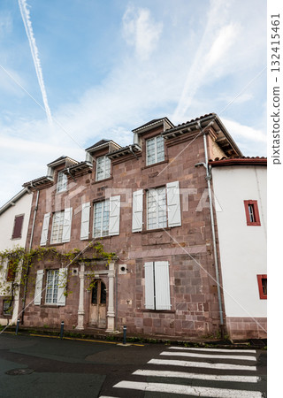 法國巴斯克地區聖讓皮耶德波爾一條街道兩旁林立著歷史建築 132415461