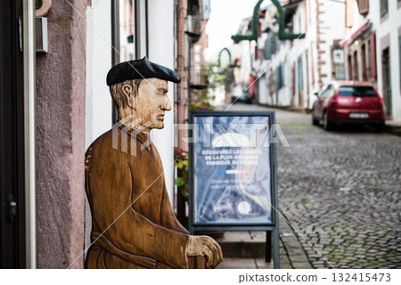 法國巴斯克地區聖讓皮耶德波爾一排歷史建築中放置的木人 132415473