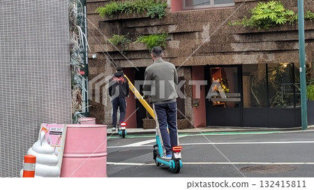 騎電動滑板車的遊客 132415811